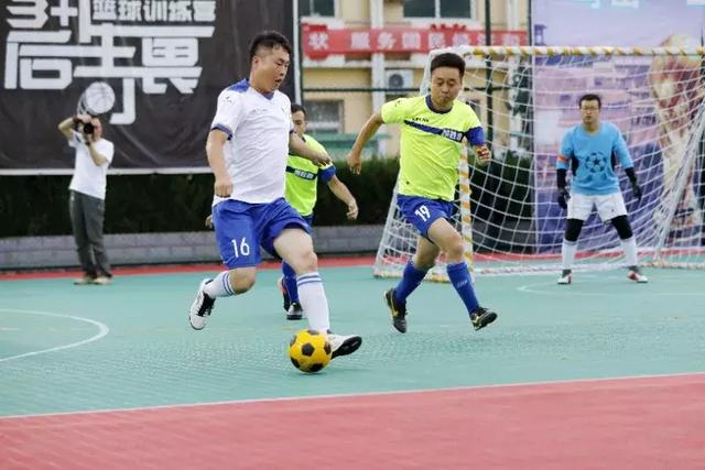 布朗尼夏联首秀9中2得到4分 湖人17号秀12中3